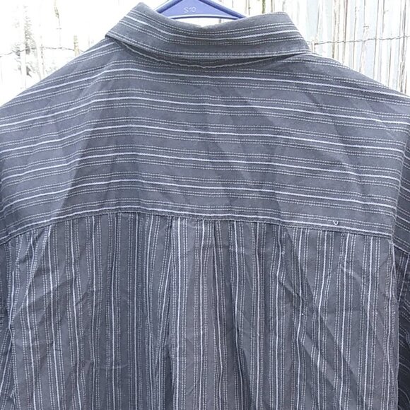 Van Heusen Black Pinstripe Short Sleeve Men's Button Down Shirt - M - 15/15.5 - Picture 9 of 12